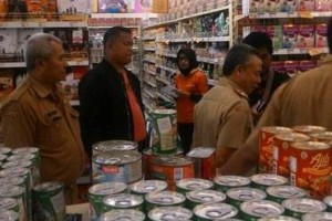 Jajaran Disdag in Kuningan saat melakukan monitoring di 4 pasar tradisional dan toko modern di 4 Kecamatan